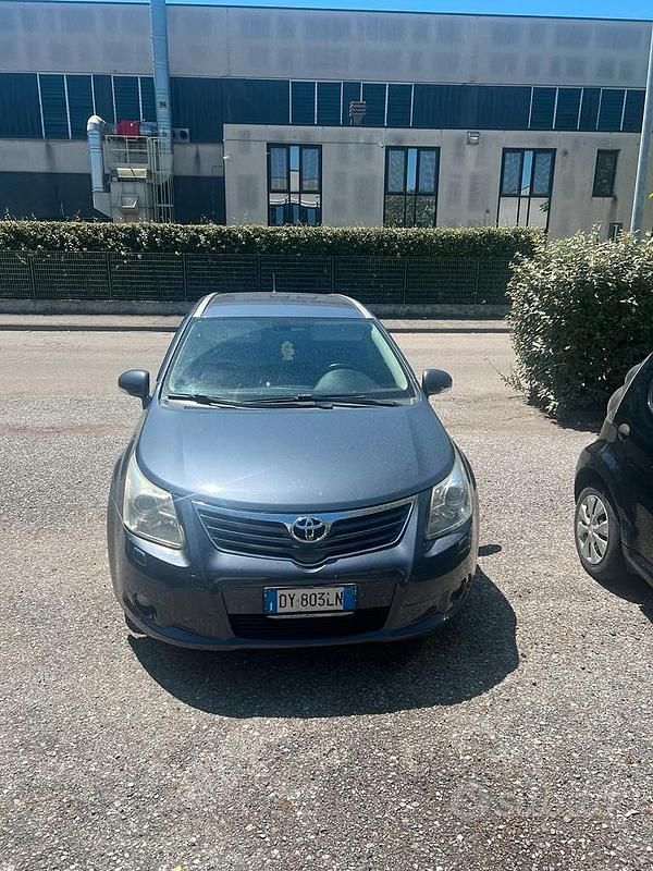 Usata Toyota Avensis 150 CV (110 kW) 2009 Grigio Berlina
