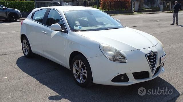 Usata Alfa Romeo Giulietta Distinctive 105 CV (77 kW) 2013 Bianco Utilitaria