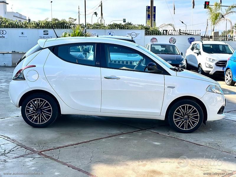 Usata Lancia Ypsilon Gold 69 CV (50 kW) 2021 Bianco Utilitaria