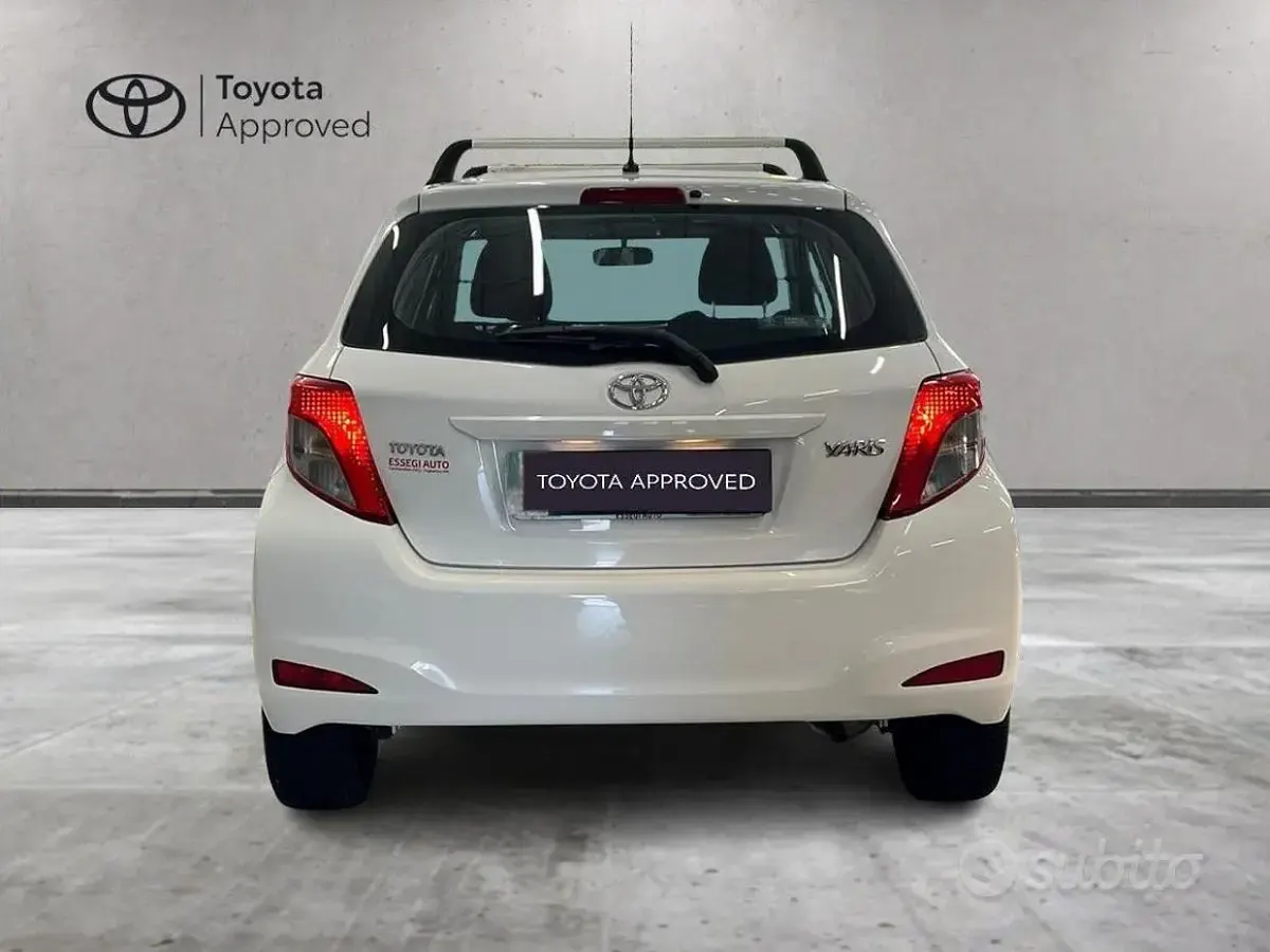 Usata Toyota Yaris 69 CV (50 kW) 2014 Bianco Utilitaria