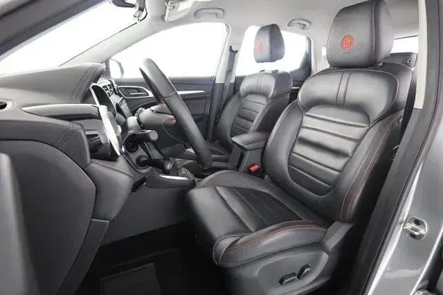 Usata MG ZS Luxury 106 CV (77 kW) 2024 Monument silver SUV