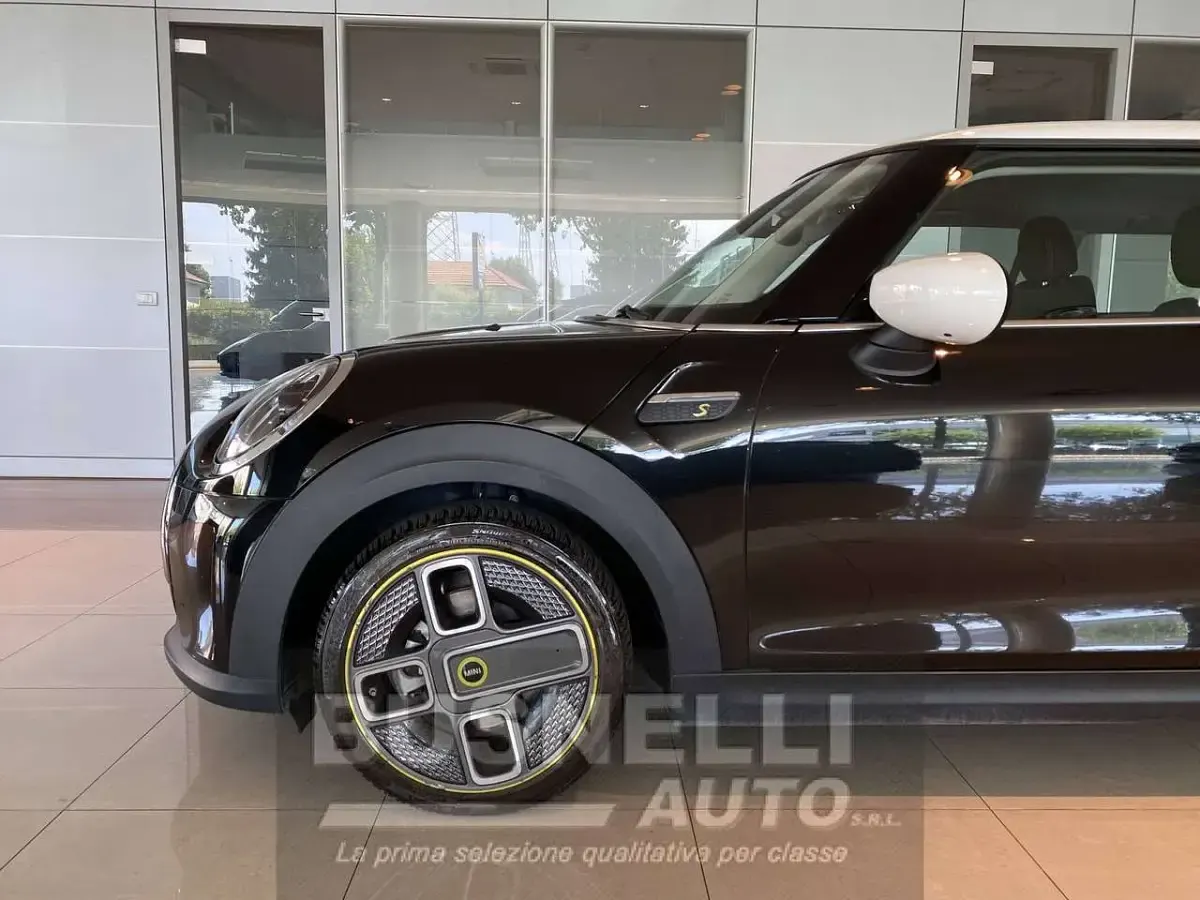Usata Mini Cooper SE Classic 135 kW (184 CV) 2023 Midnight black ii Utilitaria