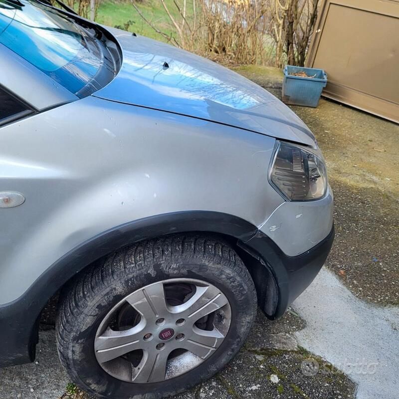 Usata Fiat Sedici 120 CV (88 kW) 2008 Grigio SUV