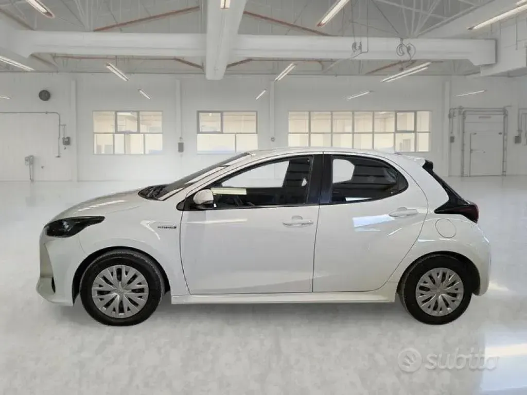 Usata Toyota Yaris Hybrid Business Edition 73 CV (53 kW) 2020 Bianco Berlina