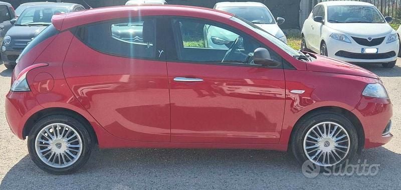 Usata Lancia Ypsilon Silver 69 CV (50 kW) 2017 Rosso Utilitaria