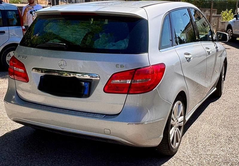 Usata Mercedes B180 122 CV (89 kW) 2012 Grigio Utilitaria