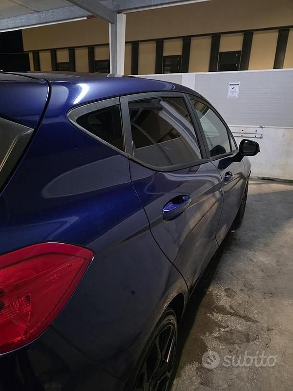 Usata Ford Fiesta 85 CV (62 kW) 2017 Blu Utilitaria