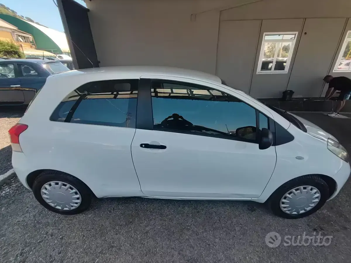 Usata Toyota Yaris Sol 69 CV (50 kW) 2011 Bianco Utilitaria