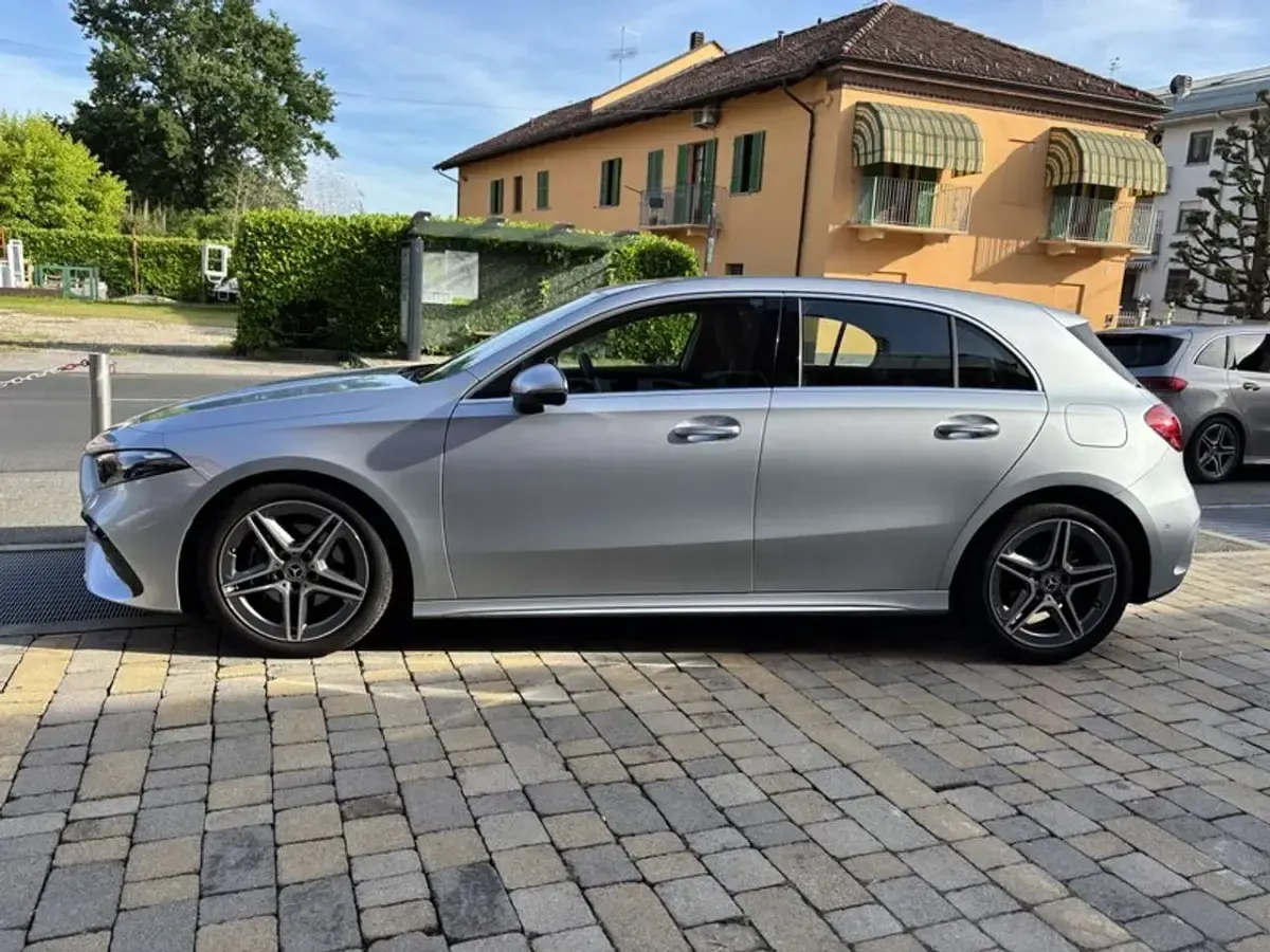 Usata Mercedes A180 AMG Line Premium 136 CV (100 kW) 2025 Grigio montagna Berlina