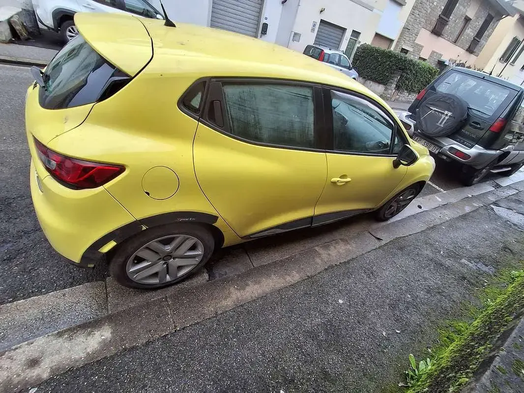 Second-hand Renault Clio IV 90 CP (66 kW) 2014 Galben Berlinǎ