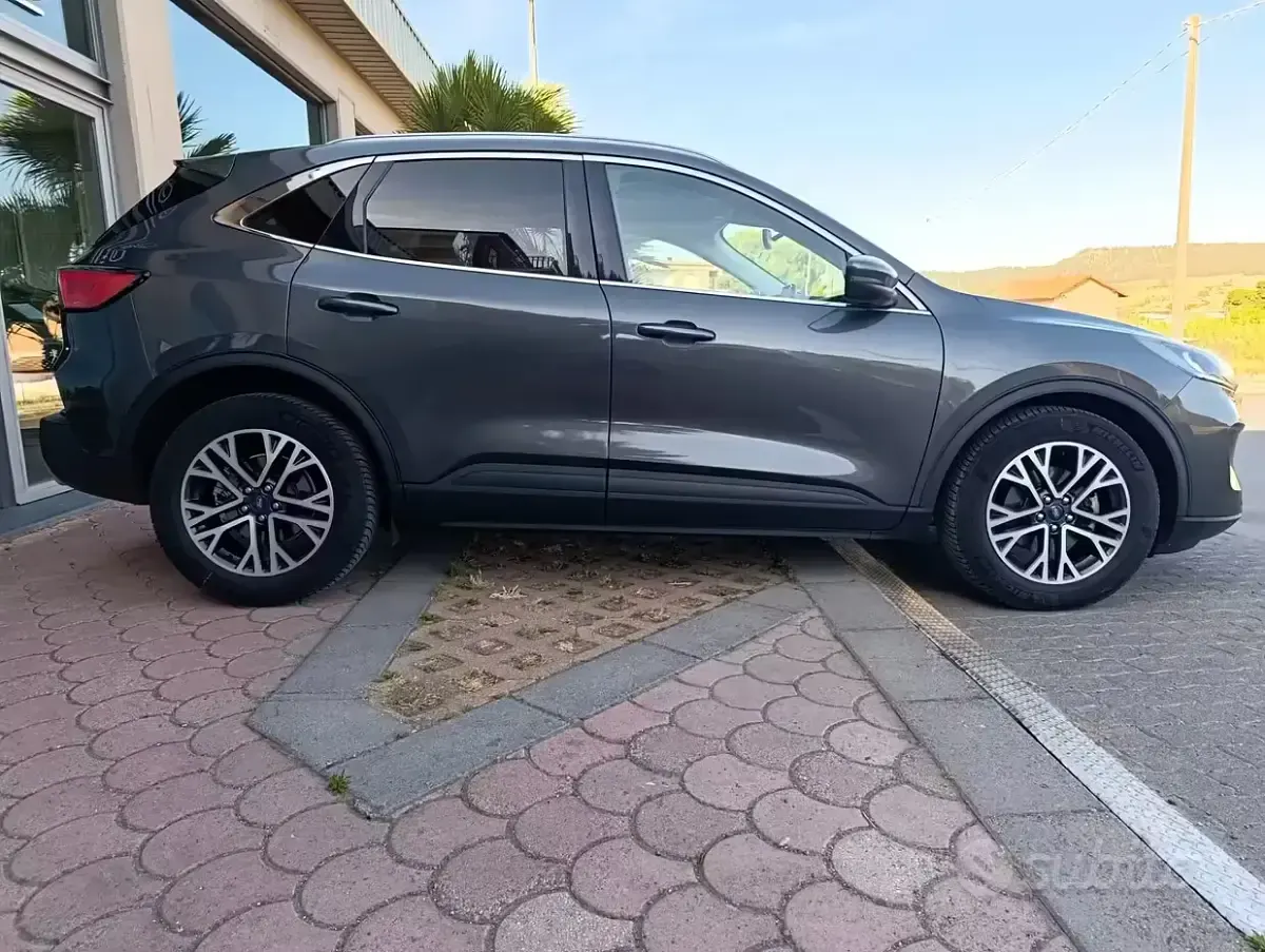 Usata Ford Kuga Titanium 120 CV (88 kW) 2021 Grigio SUV