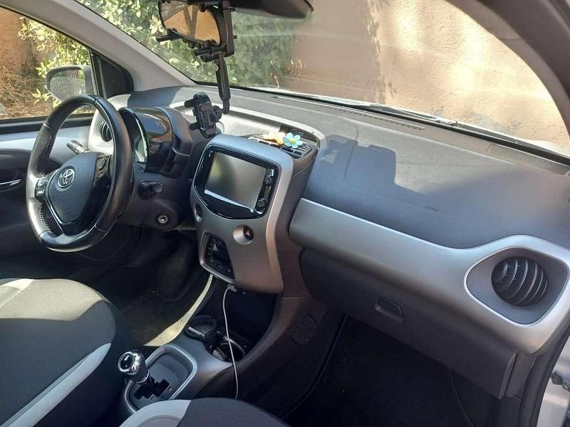 Usata Toyota Aygo X-play 69 CV (50 kW) 2017 Argento Utilitaria