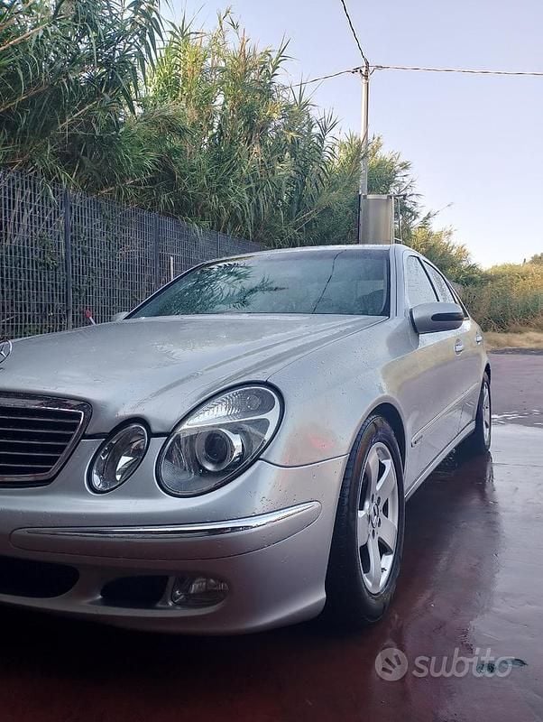 Grigio Usata 2002 Mercedes E270 Tre volumi | 4500 € (Ottimo prezzo) - Immagine 1/2