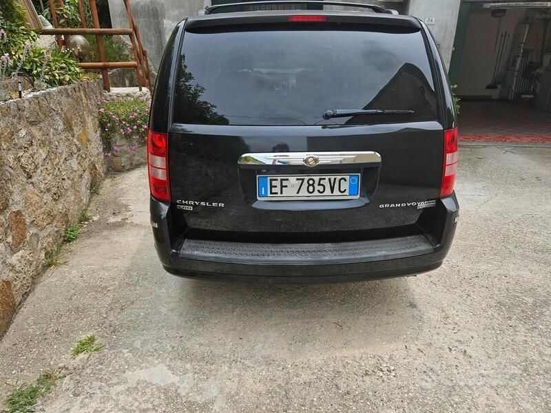 Usata Chrysler Grand Voyager 163 CV (119 kW) 2010 Nero Monovolume
