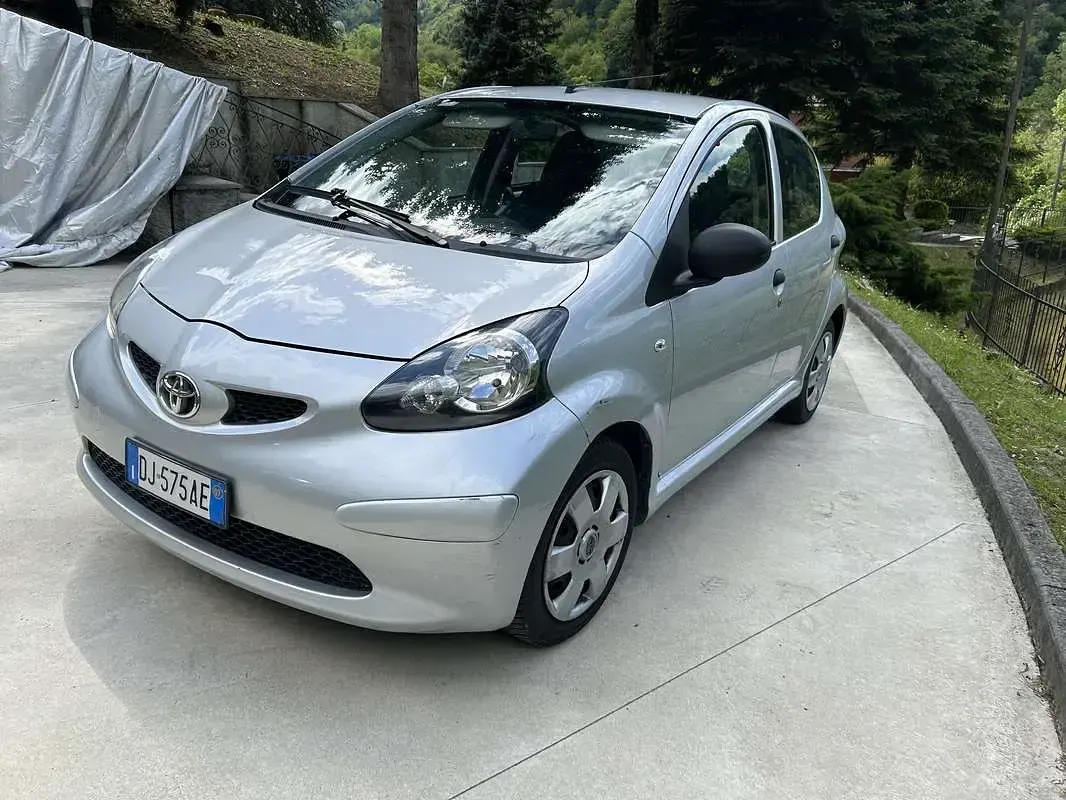 Begagnad Toyota Aygo 68 HK (50 kW) 2007 Grå Halvkombi
