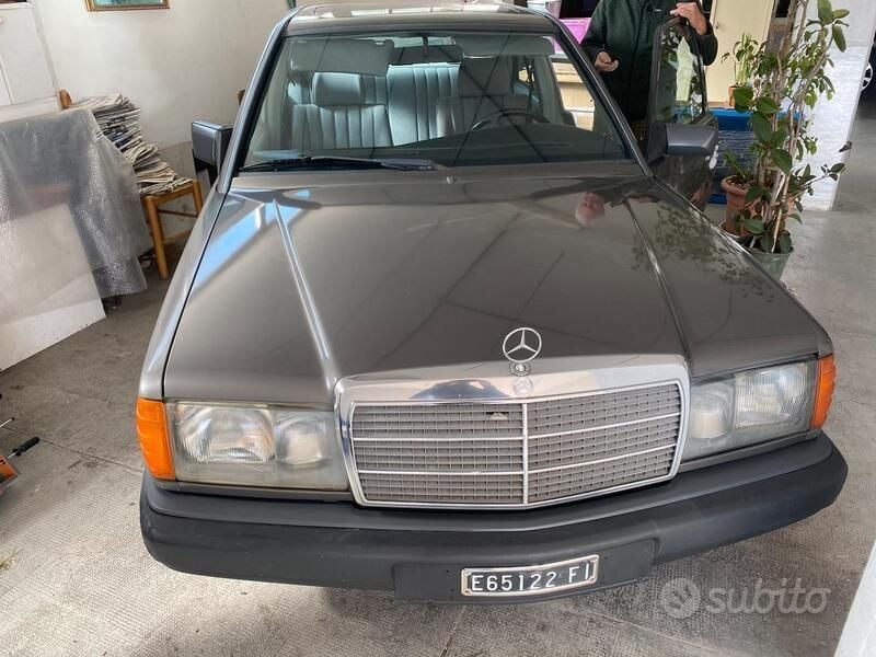 Usata Mercedes 190 122 CV (89 kW) 1984 Grigio Berlina