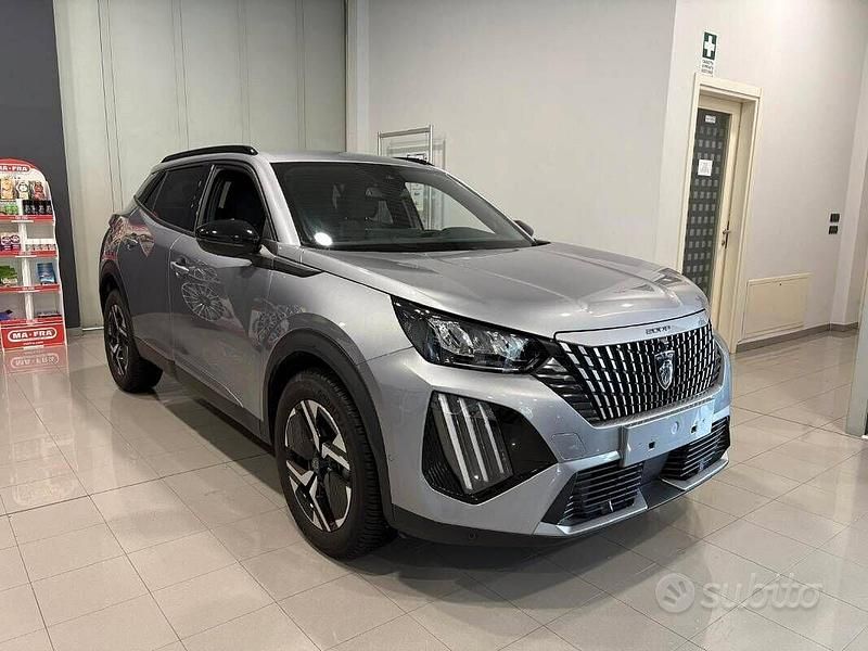 Usata Peugeot 2008 Allure 101 CV (74 kW) 2024 Grigio SUV