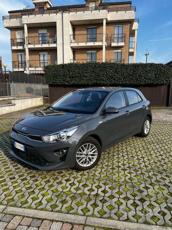 Usata Kia Rio 100 CV (73 kW) 2020 Grigio Berlina