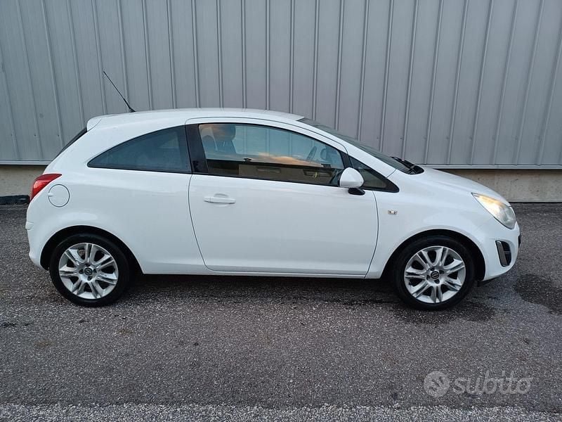 Usata Opel Corsa 86 CV (63 kW) 2011 Bianco Berlina