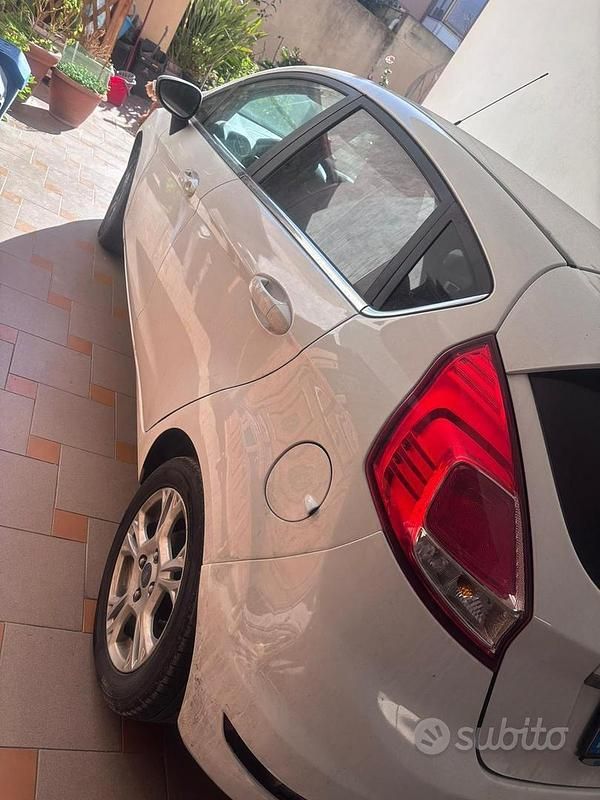 Usata Ford Fiesta 80 CV (58 kW) 2015 Bianco Utilitaria