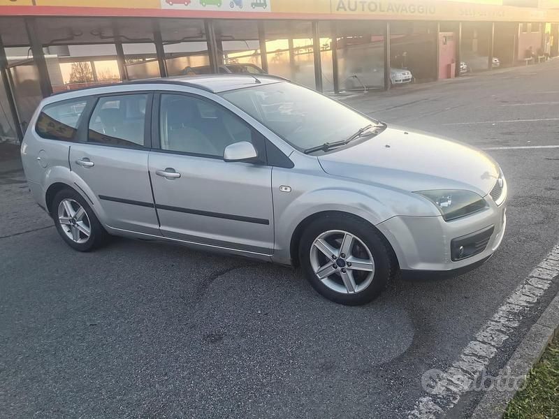 Begagnad Ford Focus 90 HK (66 kW) 2006 Grå Kombi