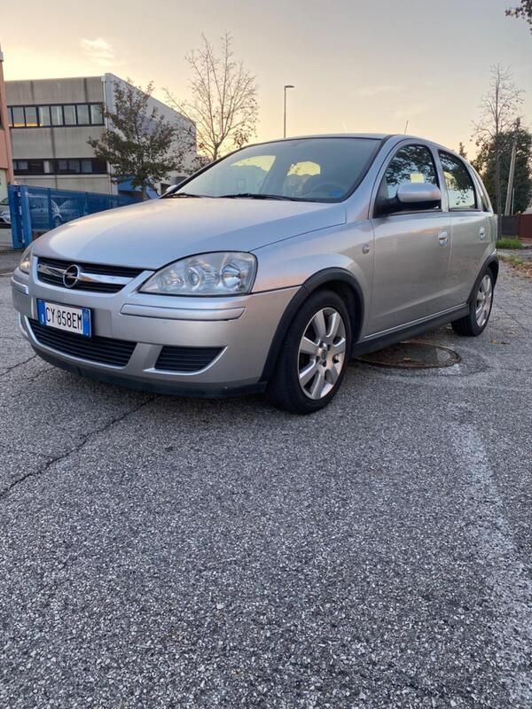 Usata Opel Corsa Enjoy 69 CV (50 kW) 2005 Grigio Berlina
