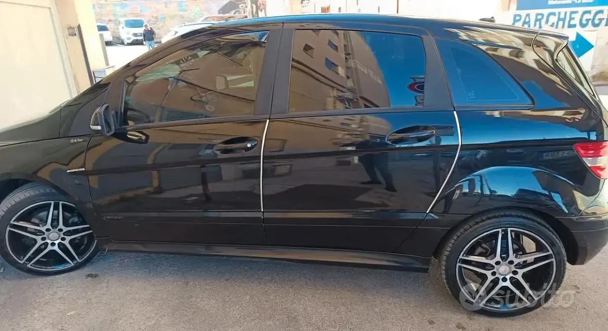 Usata Mercedes B180 109 CV (80 kW) 2010 Nero Monovolume