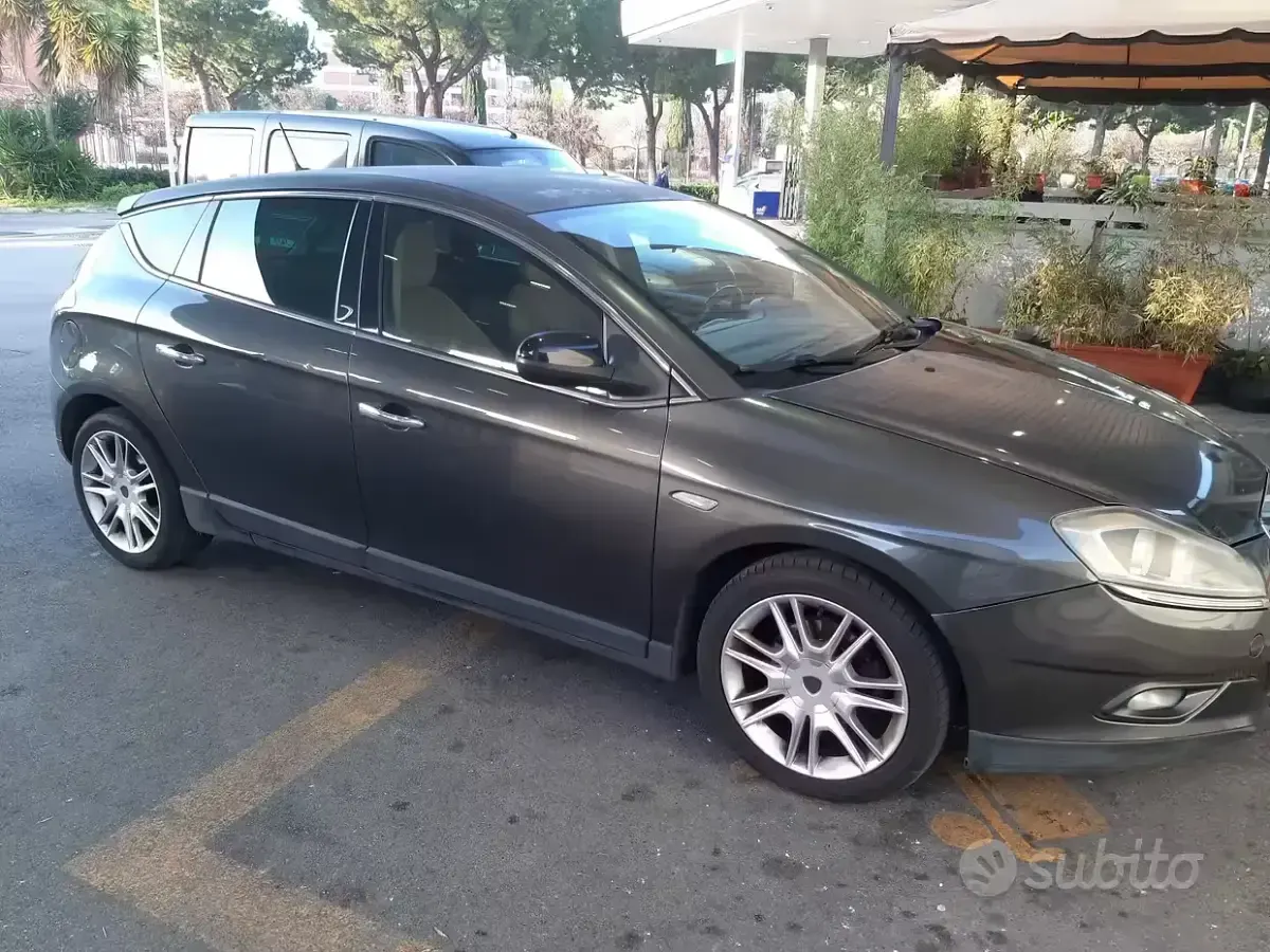 Usado Lancia Delta 120 CV (88 kW) 2011 Gris Utilitario