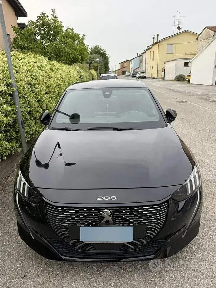 Usata Peugeot 208 GT-line 101 CV (74 kW) 2021 Nero Utilitaria