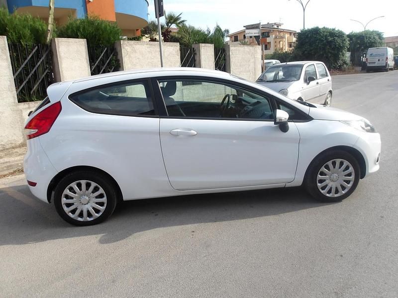 Usata Ford Fiesta Titanium 82 CV (60 kW) 2009 Blu Utilitaria