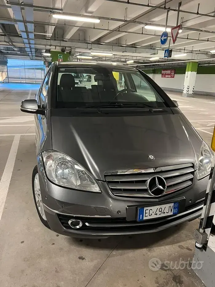 Usata Mercedes A180 109 CV (80 kW) 2011 Grigio Utilitaria