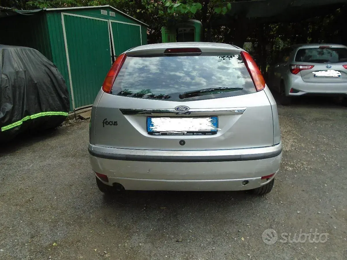 Usata Ford Focus Ghia 100 CV (73 kW) 2002 Grigio Utilitaria