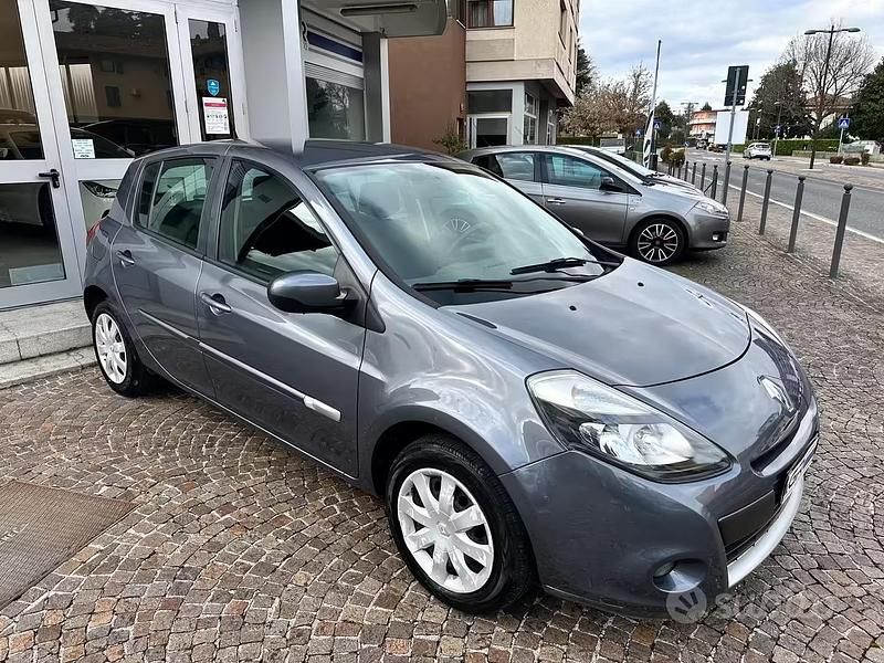 Usata Renault Clio II Dynamique 75 CV (55 kW) 2010 Grigio Berlina