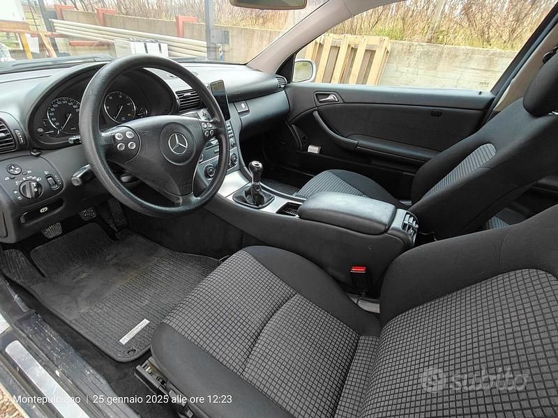 Usata Mercedes C220 150 CV (110 kW) 2004 Grigio