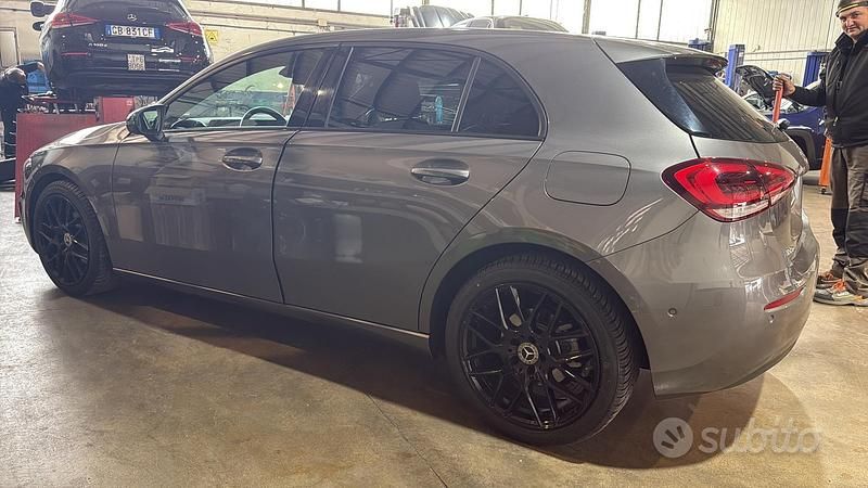 Grigio Usata 2020 Mercedes A180 Executive Tre volumi | 25.999 € (Buon prezzo) - Immagine 1/4