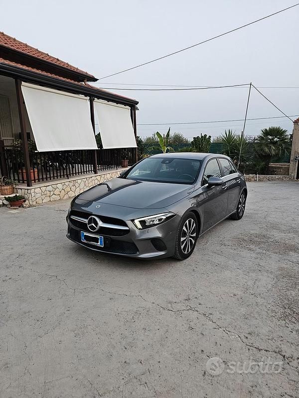 Grigio Usata 2021 Mercedes A180 Tre volumi | 22.000 € (Buon prezzo) - Immagine 1/4