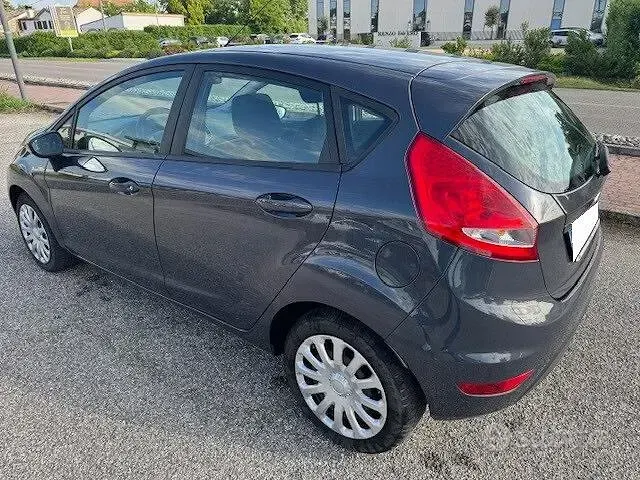Usata Ford Fiesta 60 CV (44 kW) 2011 Grigio Berlina