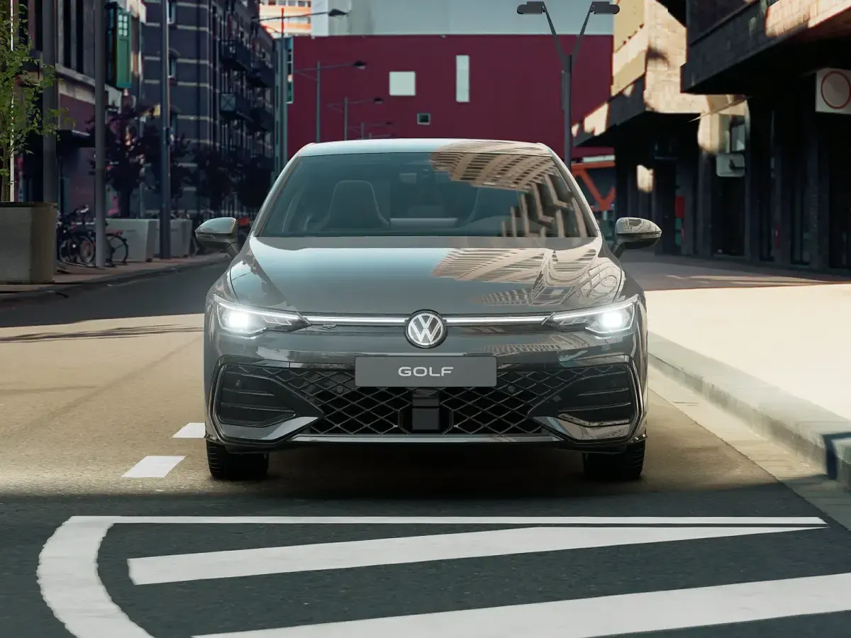 Nuova VW Golf VIII R-line Plus 150 CV (110 kW) 2026 Urano grey Berlina
