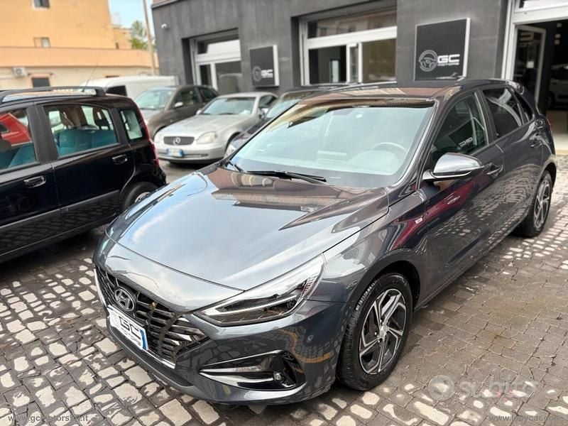 Grigio Usata 2021 Hyundai i30 Prime Tre volumi | 14.900 € (Buon prezzo) - Immagine 1/4
