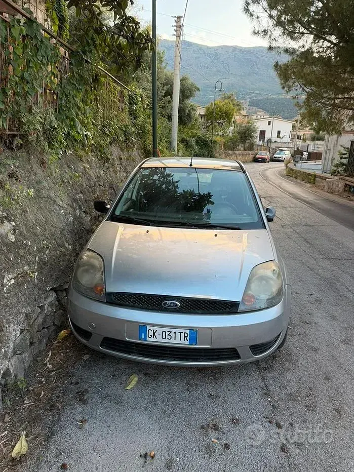 Usata Ford Fiesta 68 CV (50 kW) 2003 Grigio Utilitaria