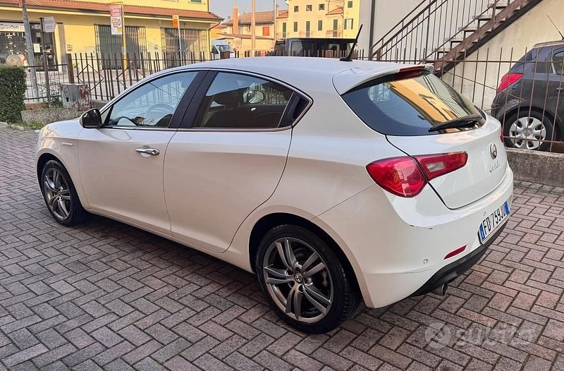 Usata Alfa Romeo Giulietta Exclusive 120 CV (88 kW) 2016 Bianco Berlina