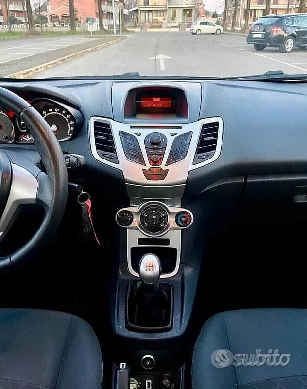Usata Ford Fiesta 97 CV (71 kW) 2012 Nero Utilitaria