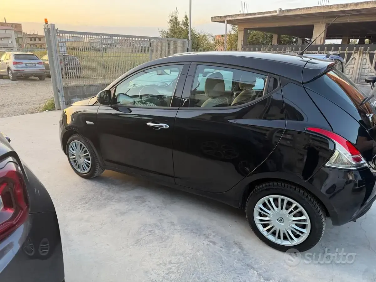 Usata Lancia Ypsilon Silver 69 CV (50 kW) 2014 Nero Utilitaria