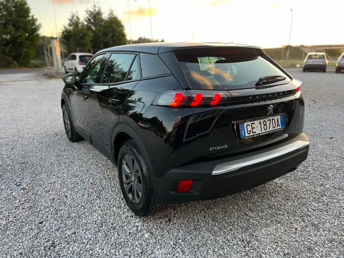 Usata Peugeot 2008 Active 101 CV (74 kW) 2021 Nero SUV