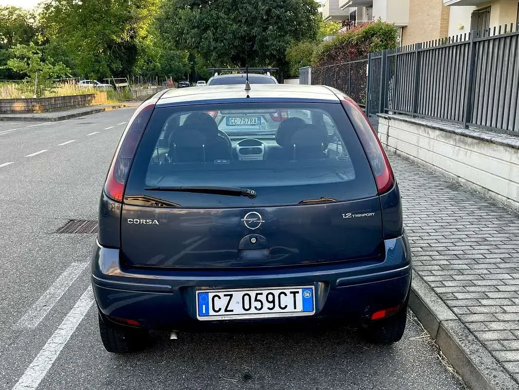 Usata Opel Corsa Edition 80 CV (58 kW) 2006 Bluazzurro Utilitaria