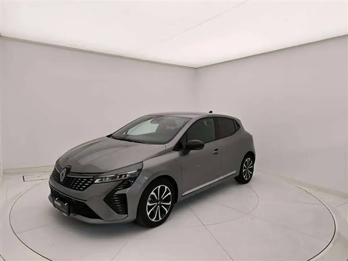 Usata Renault Clio V Techno 91 CV (66 kW) 2025 Grigio chiaro Berlina