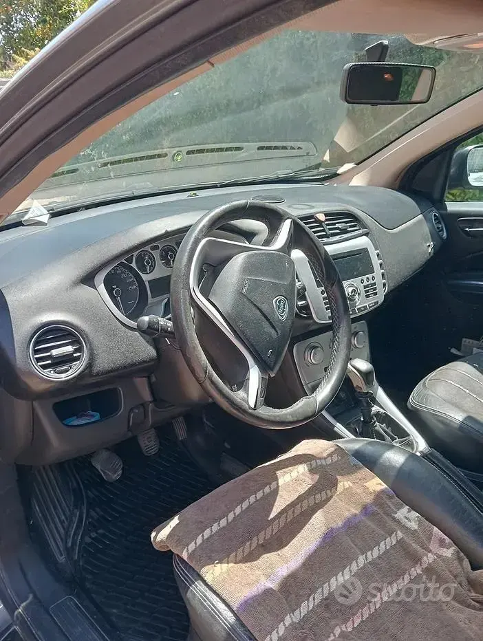 Usata Lancia Delta 120 CV (88 kW) 2008 Grigio Utilitaria