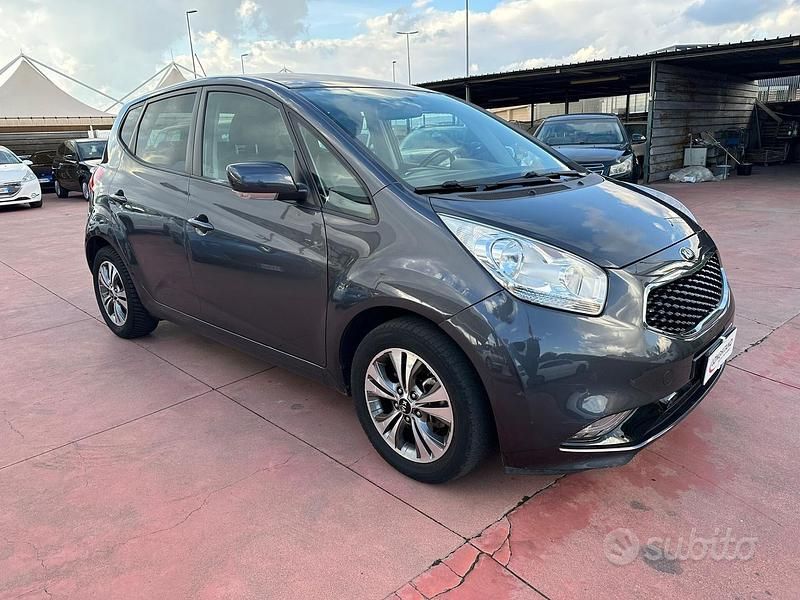 Grigio Usata 2015 Kia Venga Active Due volumi | 7590 € (Buon prezzo) - Immagine 1/4