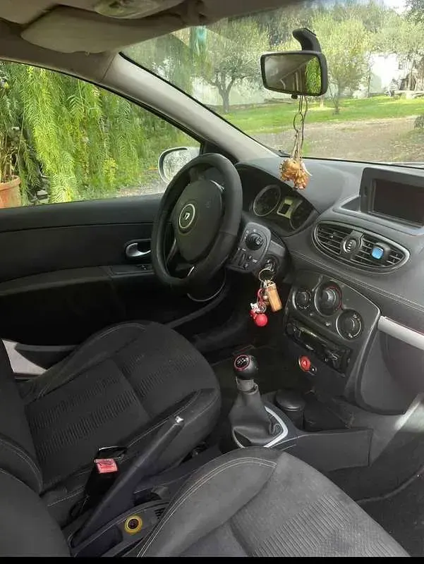 Usata Renault Clio II Dynamique 75 CV (55 kW) 2010 Berlina