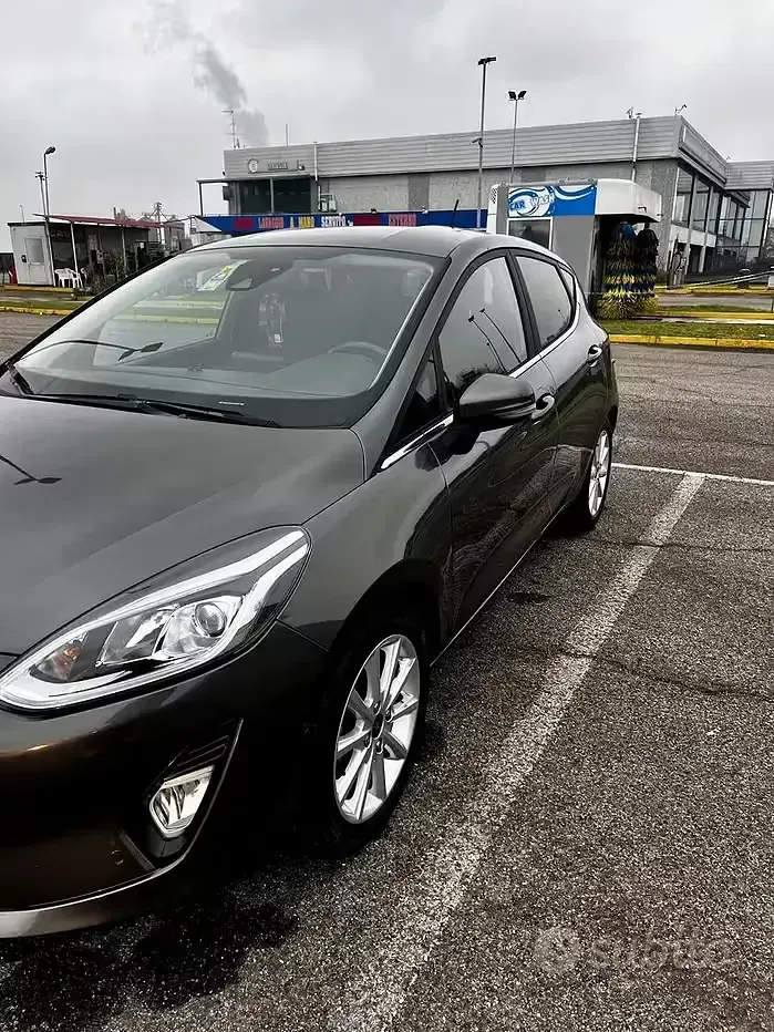 Usata Ford Fiesta Titanium 86 CV (63 kW) 2020 Grigio Utilitaria